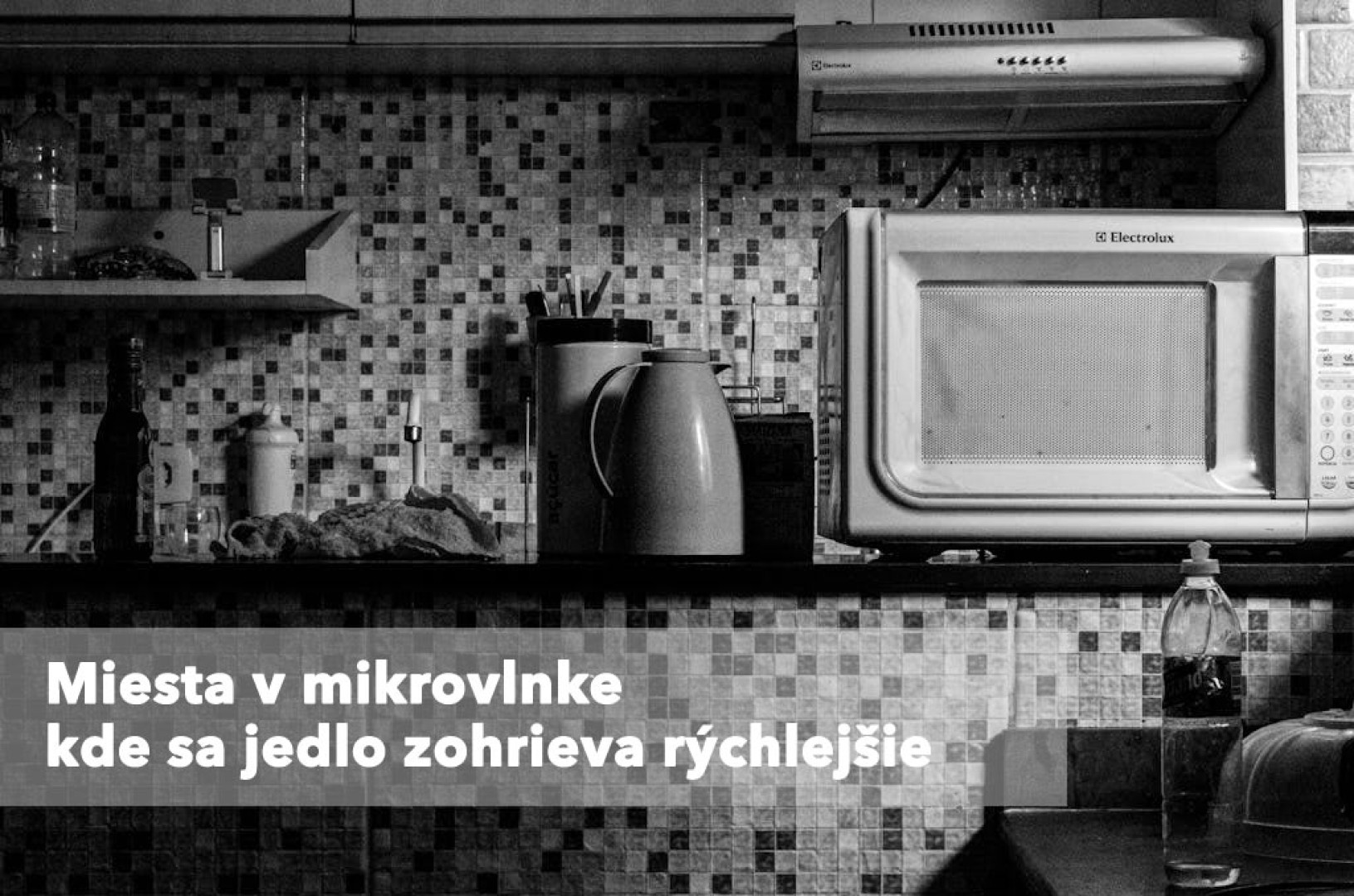 Prečo sú v mikrovlnke dve miesta, kde sa jedlo zohrieva rýchlejšie